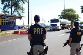 Metade dos caminhões que circula no Paraná apresenta algum problema, diz PRF